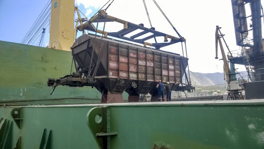 NovorossiyskRussia2016年8月日从汽车到油轮船舱的谷物降水量船舱货的谷物填充汽车到油轮船舱的谷物降水量船舱货背景图片