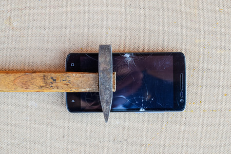 锤子和智能手机的屏幕破碎锤子手机破坏碎公顷图片
