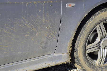 车轮挡泥板和门上的土结果是穿过泥土肮脏的汽车轮椅挡泥板和车门上的土结果是穿过泥土图片