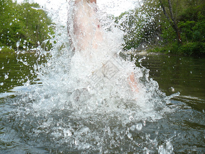男人跳入水中下喷图片