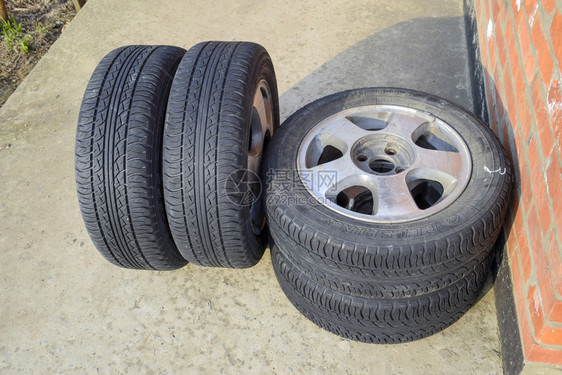 四轮驱动车橡胶胎汽车的夏季橡胶套汽车的夏季橡胶套汽车的四轮驱动图片