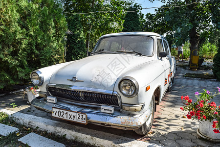 俄罗斯Poltavskaya村2015年7月8日旧车伏尔加恢复旧车苏维埃时代遗留下来的旧车伏尔加苏维埃时代遗留下来的旧车图片