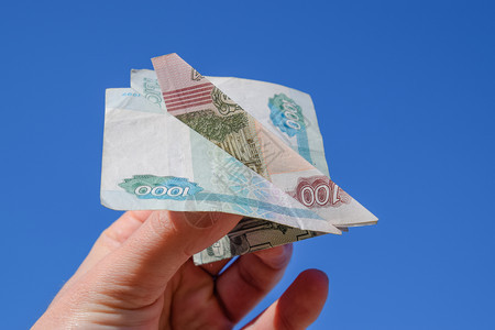 用俄国货币折叠的纸飞机图片