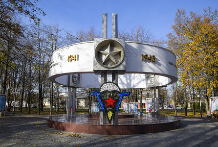 俄罗斯库班的拉夫扬克人2016年9月日纪念碑和牌子命名了库班的斯拉夫扬克人永久火焰缅怀阵亡士兵纪念碑和牌子命名了斯拉维扬克人永久图片