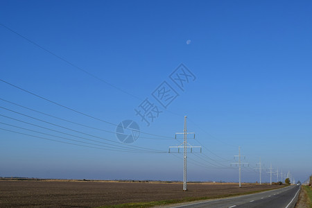 支持沿公路的电缆道路支持沿公的电缆图片