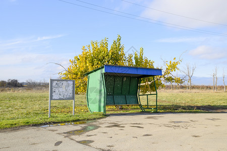 公交车停在村里树旁的停车器在树边的停车器在树边图片