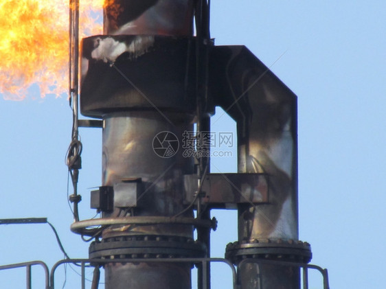 油田上的火炬系统通过头燃烧油田上的火炬系统图片