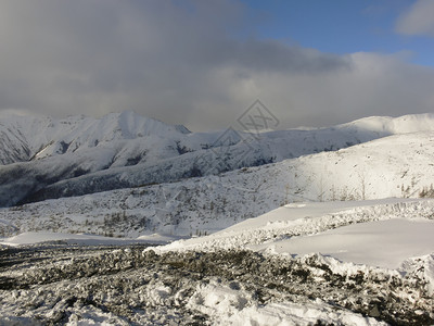 雅库西亚冬季山区景观雪覆盖的山丘和低图片