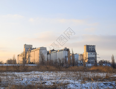 储存和烘干谷物的建筑苏维埃造的电梯储存和干谷物的建筑图片