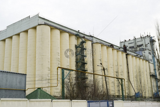 储存和烘干谷物的建筑苏维埃造的电梯储存和干谷物的建筑图片