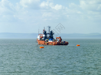 货物工业港口的小型服务船舶海上图片