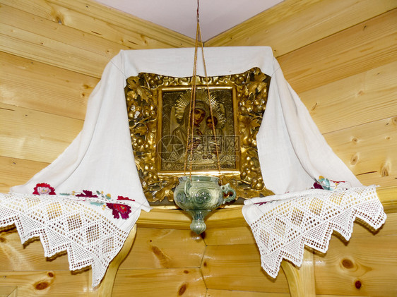 神之母亲和的东正教圣像在房间角落的灯光下神之母亲和的东正教圣像在房间角落的灯光下图片