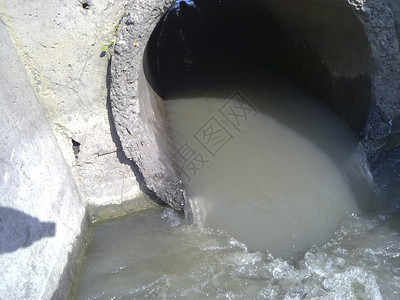 水来自稻田灌溉系统入口处水来自稻田灌溉系统入口处图片