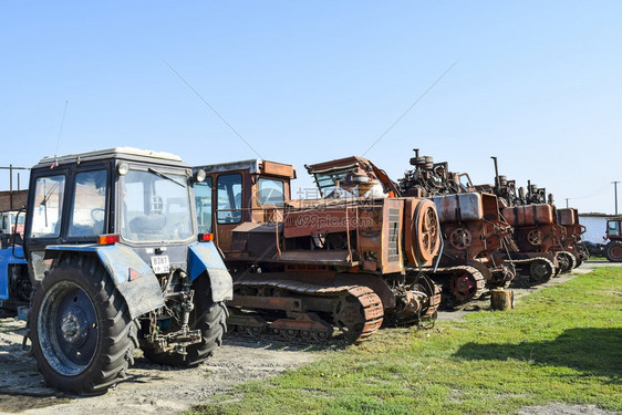 俄罗斯TemryukTemryuk2015年7月日拖拉机农业械拖拉农业械在Temryuk郊外农村车库的一个拖拉机停车场拍摄拖拉机图片