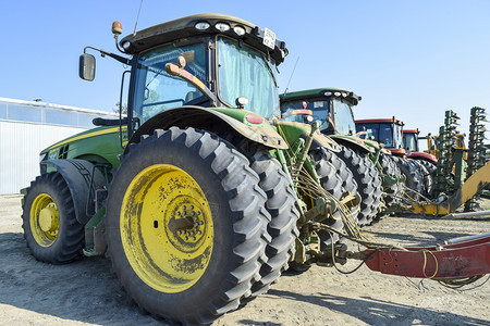 俄罗斯TemryukTemryuk2015年7月日拖拉机农业械拖拉农业械在Temryuk郊外农村车库的一个拖拉机停车场拍摄拖拉机图片