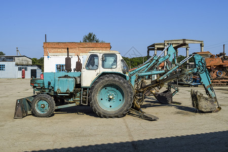 俄罗斯TemryukTemryuk2015年7月日TractorBulldozer和PariterTractor用一个水桶挖土照图片