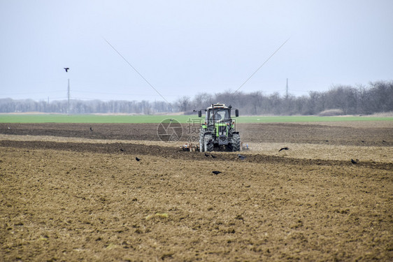 播种前要把地上的土壤肥沃松软拖拉机用犁耕地播种前要把地上的土壤肥沃松软拖拉机用犁耕地图片