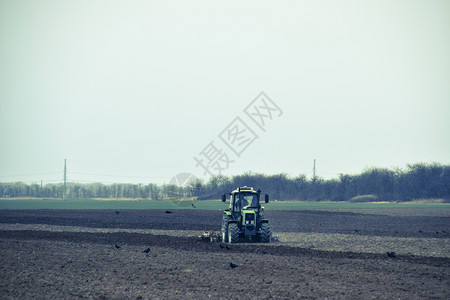播种前要把地上的土壤肥沃松软拖拉机用犁耕地播种前要把地上的土壤肥沃松软拖拉机用犁耕地图片