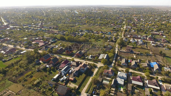 村庄的顶端Poltavskaya村人们可以看到房屋和花园的顶村庄鸟眼Poltavskaya村图片