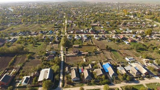 村庄的顶端Poltavskaya村人们可以看到房屋和花园的顶村庄鸟眼Poltavskaya村图片
