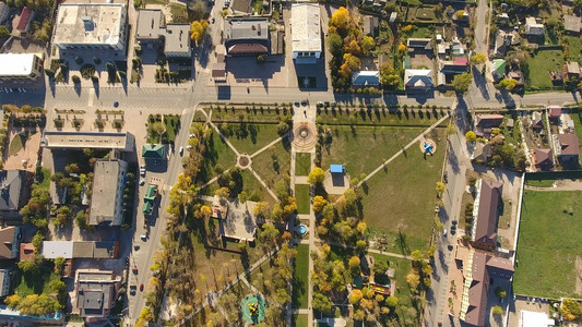 村庄的顶部中央公园和红街Poltavskaya村可以看到房屋和花园的顶村庄鸟眼中央公园和红街图片