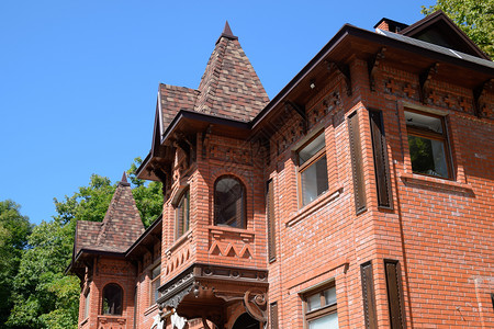 屋顶上红砖和闪石瓦的一部分屋顶上红砖和闪石的一部分图片素材