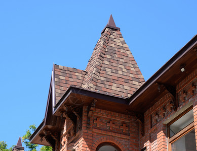 红砖屋顶上红砖和闪石瓦的一部分屋顶上红砖和闪石的一部分背景