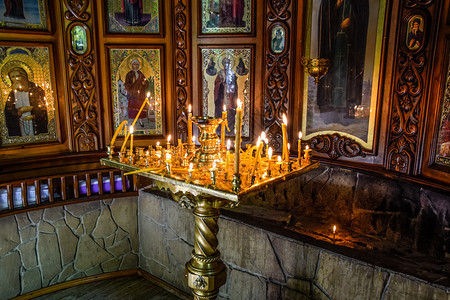 在教堂的圣像旁边摊子上烧蜡烛东正教的属图片