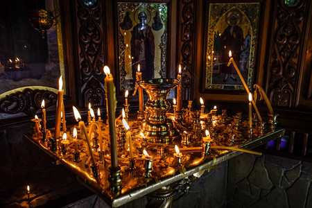 在教堂的圣像旁边摊子上烧蜡烛东正教的属图片
