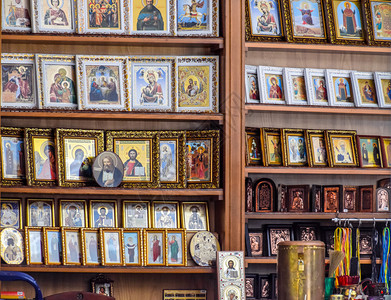 俄罗斯戈尔尼定居点2018年月日教堂商店出售图标蜡烛和其他属堂商店出售图标蜡烛和其他属图片