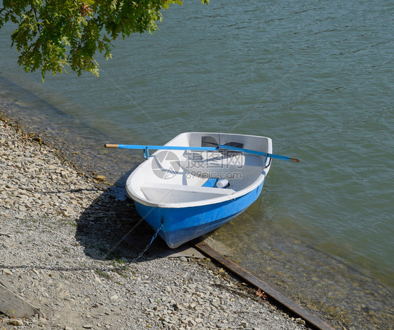 在湖岸的渔船有桨湖岸有桨图片