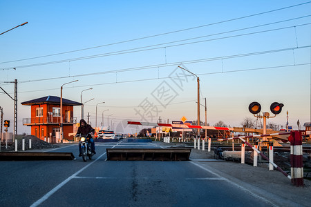 俄罗斯克拉诺达尔2018年3月日有屏障和交通灯的铁路过境点图片
