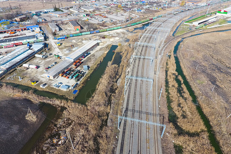 铁路及周边地区的顶端景色图片