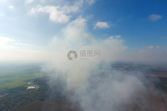 村上的烟雾内房屋和田地上的烟雾俱乐部空气摄影区村庄上的烟雾俱乐部空气摄影区图片