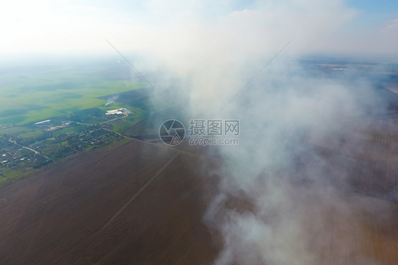 村上的烟雾内房屋和田地上的烟雾俱乐部空气摄影区村庄上的烟雾俱乐部空气摄影区图片