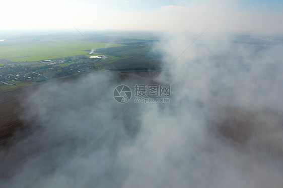 村上的烟雾内和田地上的烟雾俱乐部空气摄影区村庄上的烟雾俱乐部空气摄影区图片