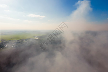 村上的烟雾内房屋和田地上的烟雾俱乐部空气摄影区村庄上的烟雾俱乐部空气摄影区图片