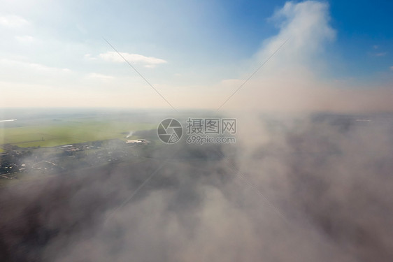 村上的烟雾内房屋和田地上的烟雾俱乐部空气摄影区村庄上的烟雾俱乐部空气摄影区图片