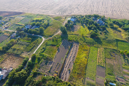 村庄的顶部人们可以看到房屋和花园的顶村庄公路和水村庄的鸟眼顶部人们可以看到房屋的顶部和图片