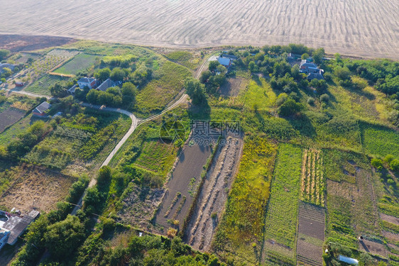 村庄的顶部人们可以看到房屋和花园的顶村庄公路和水村庄的鸟眼顶部人们可以看到房屋的顶部和图片