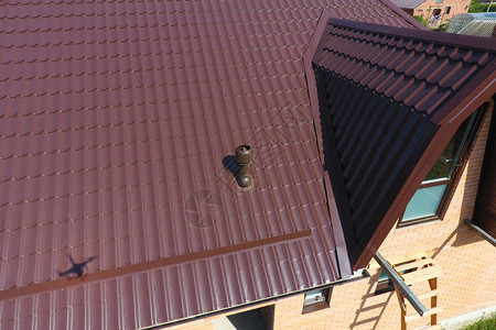 瓦楞纸板的屋顶金属型材波浪形屋顶从屋顶上俯瞰的景色从屋顶上俯瞰的景色瓦楞纸板的屋顶金属型材波浪形屋顶图片