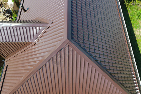 瓦楞纸板的屋顶金属型材波浪形屋顶从屋顶上俯瞰的景色从屋顶上俯瞰的景色瓦楞纸板的屋顶金属型材波浪形屋顶图片