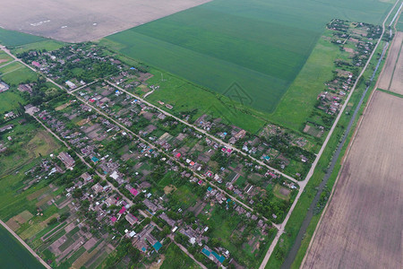 Elittnyy村的顶端景色街道和住宅Elittnyy村的顶端景色图片