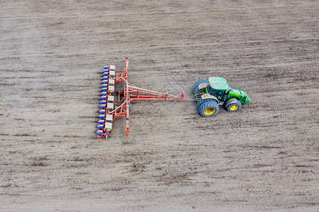 播种玉米拖拉机在田里播种使用机植玉米播机在田里机在玉米图片