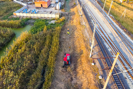 推土机清除了铁路沿线的空间推土机用铲平了Reeds推土机清理了铁路沿线的空间推土机用铲平了Reeds图片