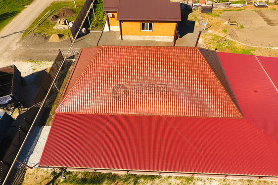 院子上方有树冠的房子屋顶由金属结构图案制成金属瓷砖结构图案制成金属结构图案图片