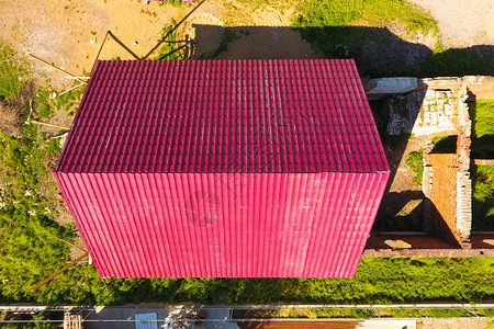 屋顶有红色的房由金属板制成屋顶由金属板制成砖房屋有红色顶房由金属板制成图片