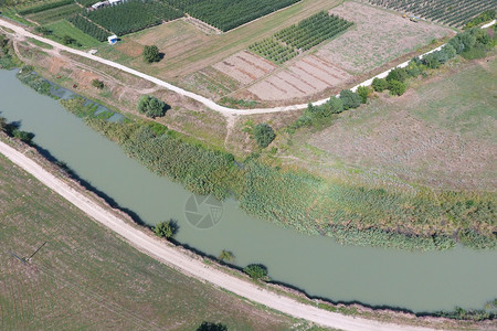 河流道的顶端视图空气摄影区河道的顶端视图背景图片