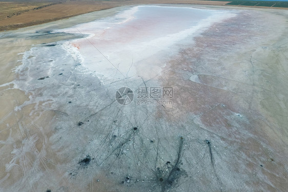 盐湖泥土来源的顶端视图与弹坑的外部相似之处泥浆愈合泉盐湖泥源的顶端视图坑的外部相似之处泥浆愈合泉图片