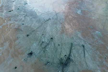 盐湖泥土来源的顶端视图与弹坑的外部相似之处泥浆愈合泉盐湖泥源的顶端视图坑的外部相似之处泥浆愈合泉图片